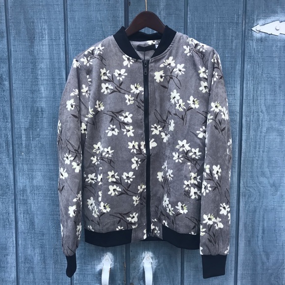 Other - 🌟Host Pick🌟 Floral Textured Bomber Gray & White